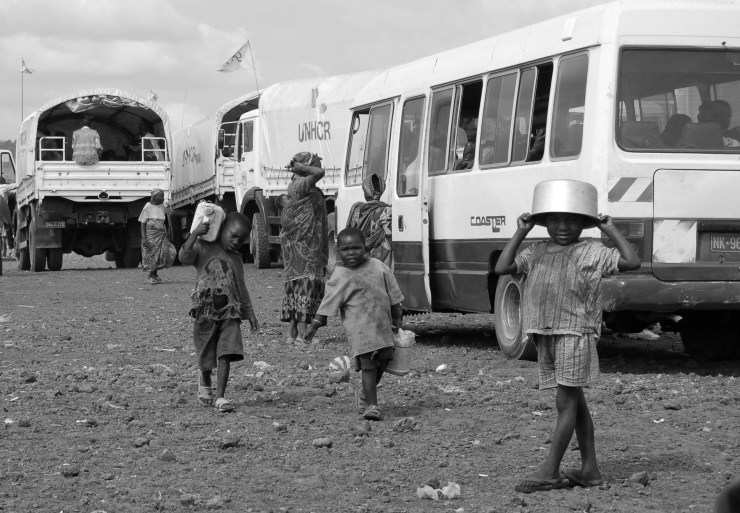 Children carry water in a Congolese IDP camp 