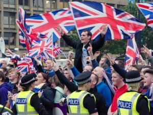 Unionists, reportedly angry about the media attention given to 'yes' campaigners in George Square, arrive en masse to occupy the park.